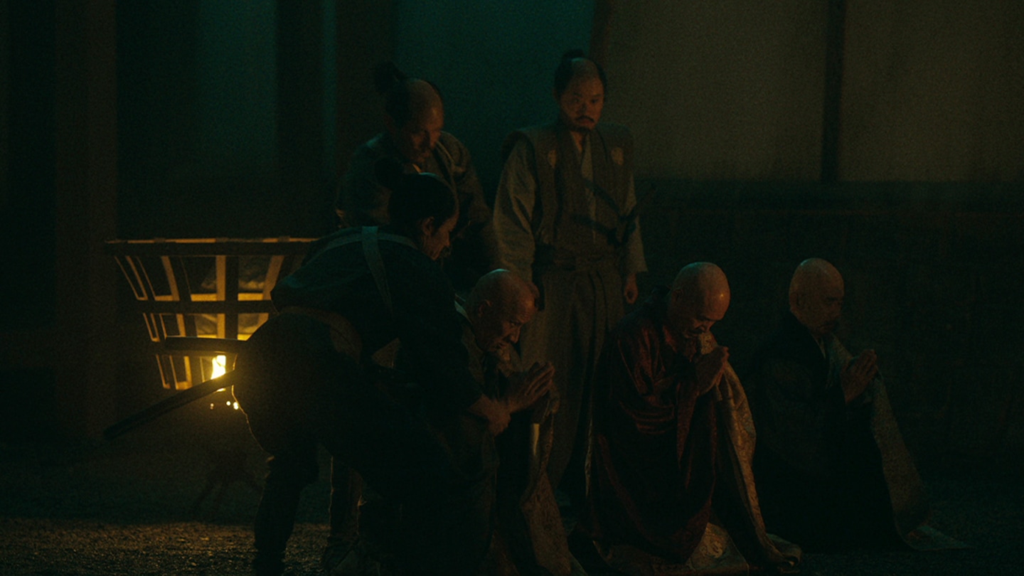 Kuroda preparing to behead monks in Azuchi Castle