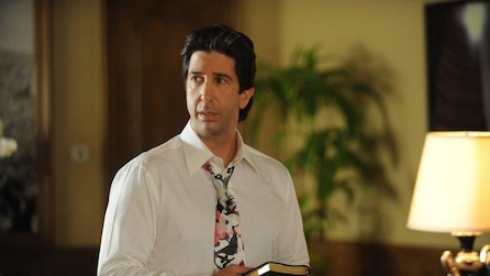 David Schwimmer as Robert Kardashian in white button down with colorful tie in American Crime Story Installment 1