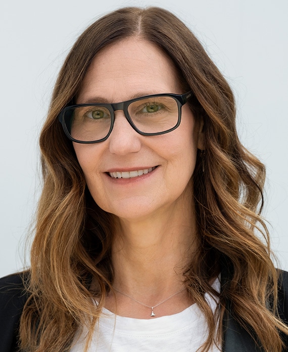 Mari Jo Winkler-Ioffreda Headshot