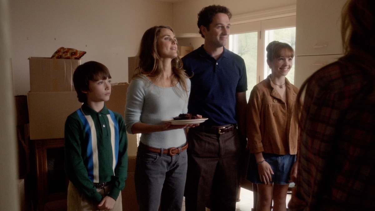 The Americans FX show Jennings family holding pie welcoming new neighbors