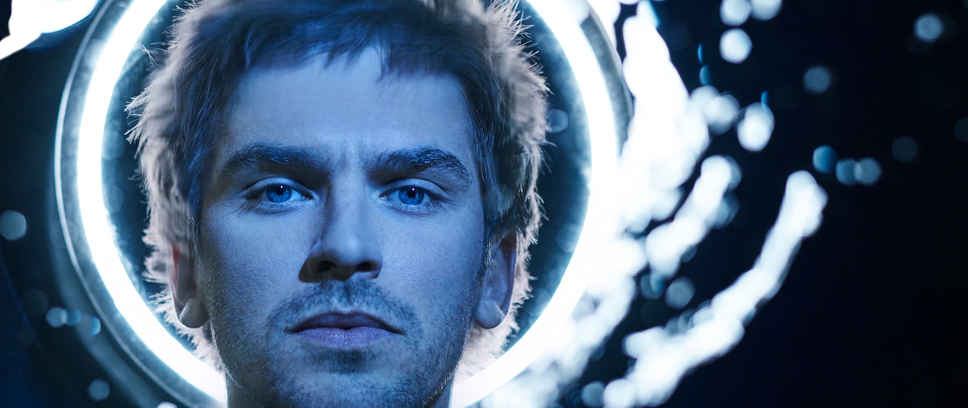 Dan Stevens as David Haller in FX's Legion with an orb of bright light behind his head.