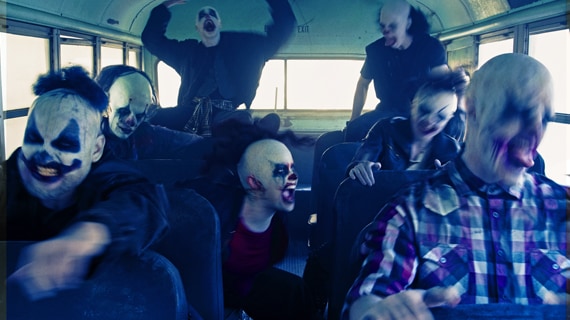 Serie TV > "American Horror Story: Apocalypse" [T.8] - Página 2 Ahs7_bus_570x320