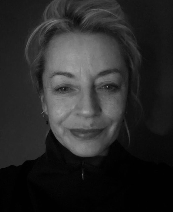 Tracey Seaward headshot wearing a black shirt