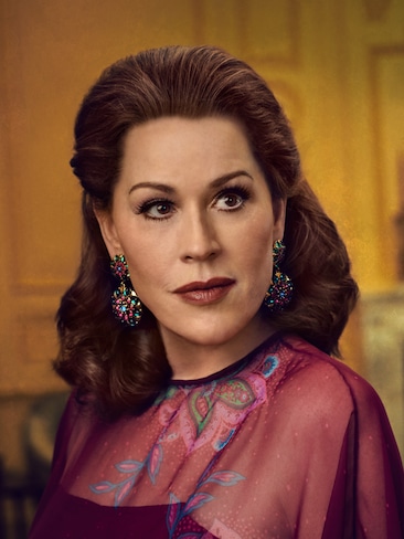 Molly Ringwald as Joanne Carson in FEUD
